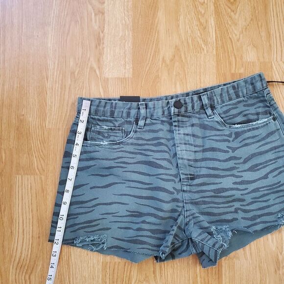 NEW! Blank NYC | Tiger Print High Waist Denim Shorts - [size 31 in Green] - Picture 9 of 13
